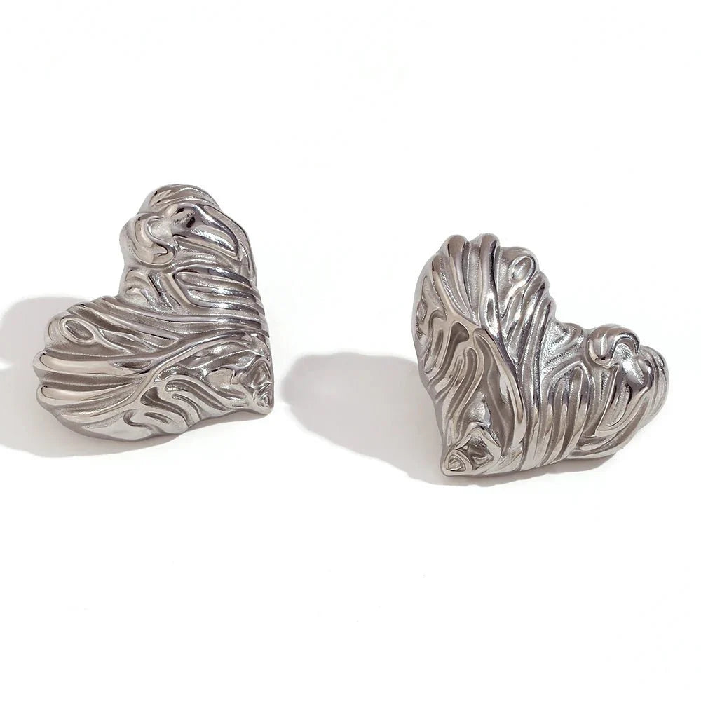 18k Textured Wavy Heart Stud Earrings