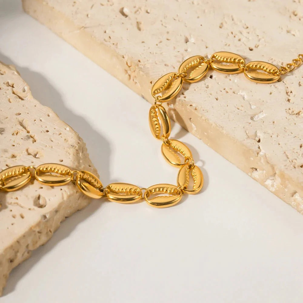 18k Dainty Cowrie Shell Bracelet
