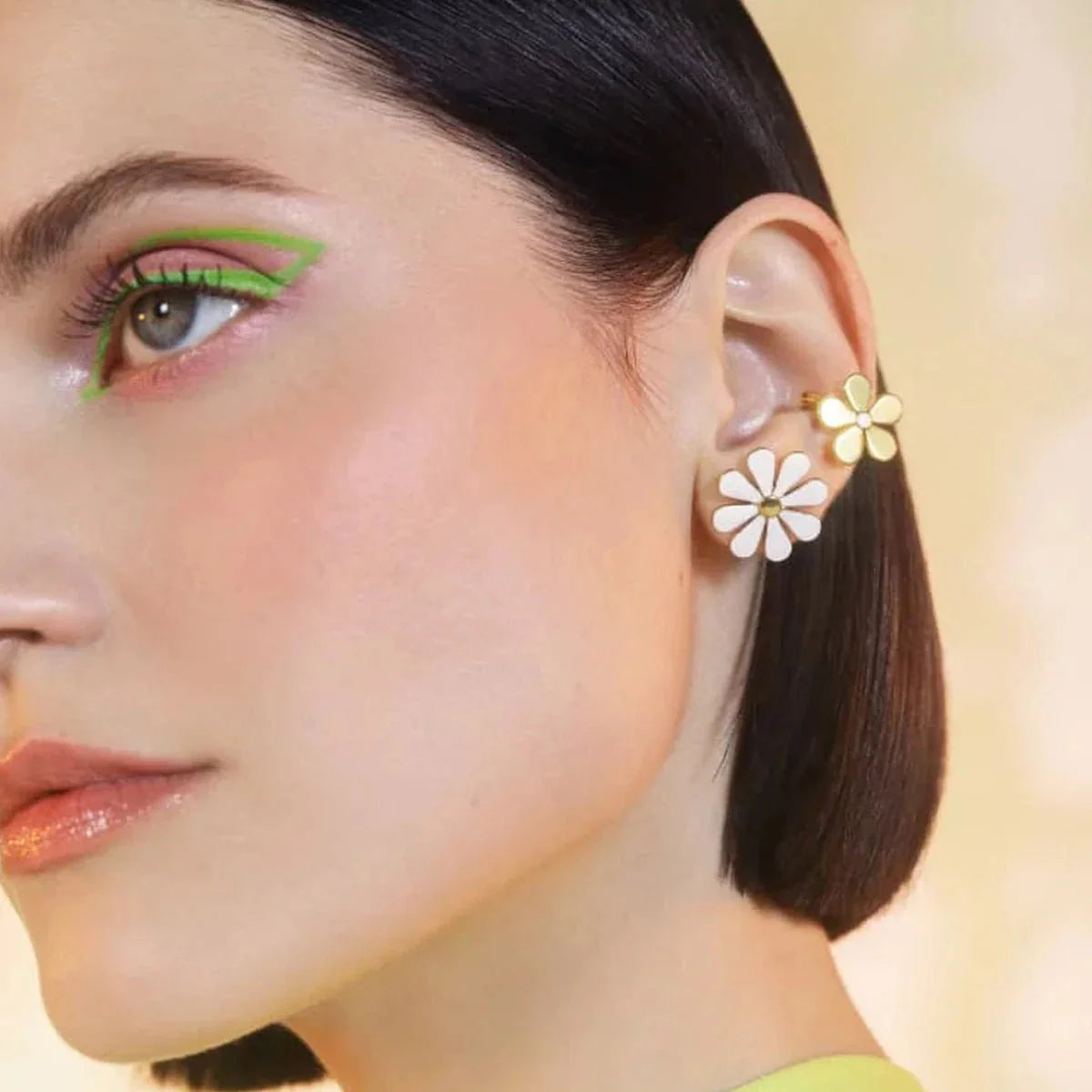 18k Dainty Daisy Floral Earrings