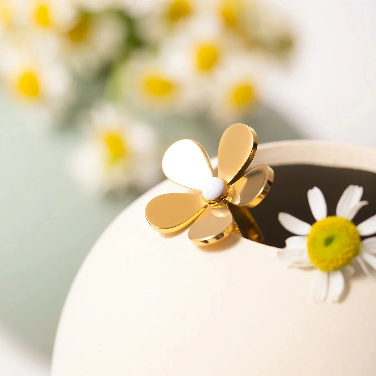 18k Dainty Daisy Floral Ring