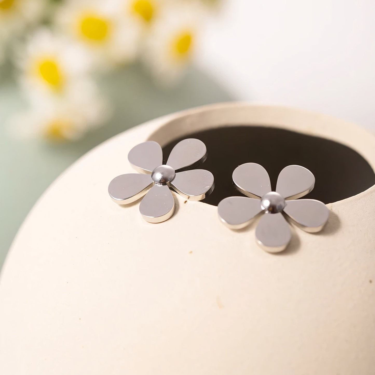 18k Dainty Flower Earrings