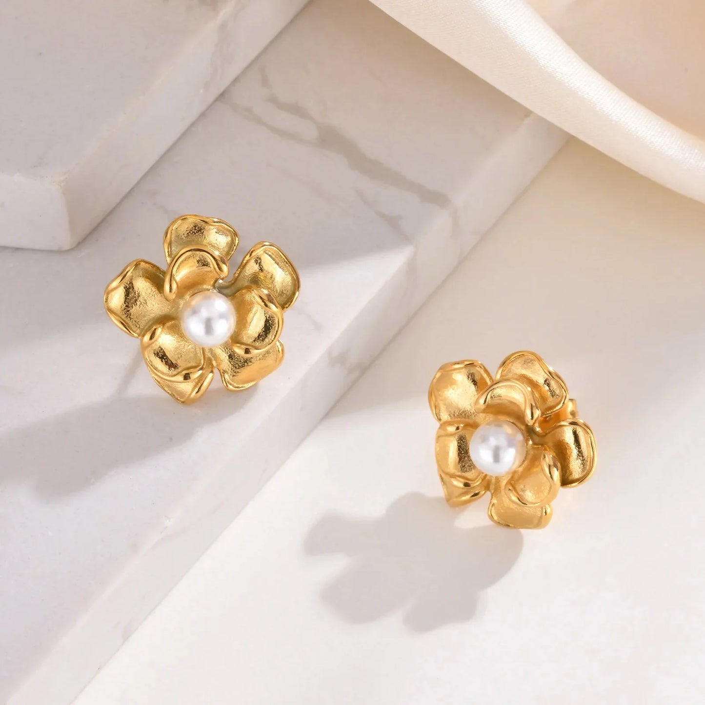 18k Pearl Flower Earrings