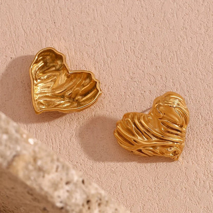 18k Textured Wavy Heart Stud Earrings