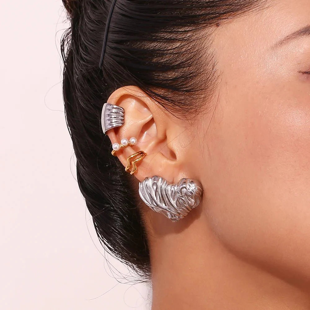 18k Textured Wavy Heart Stud Earrings