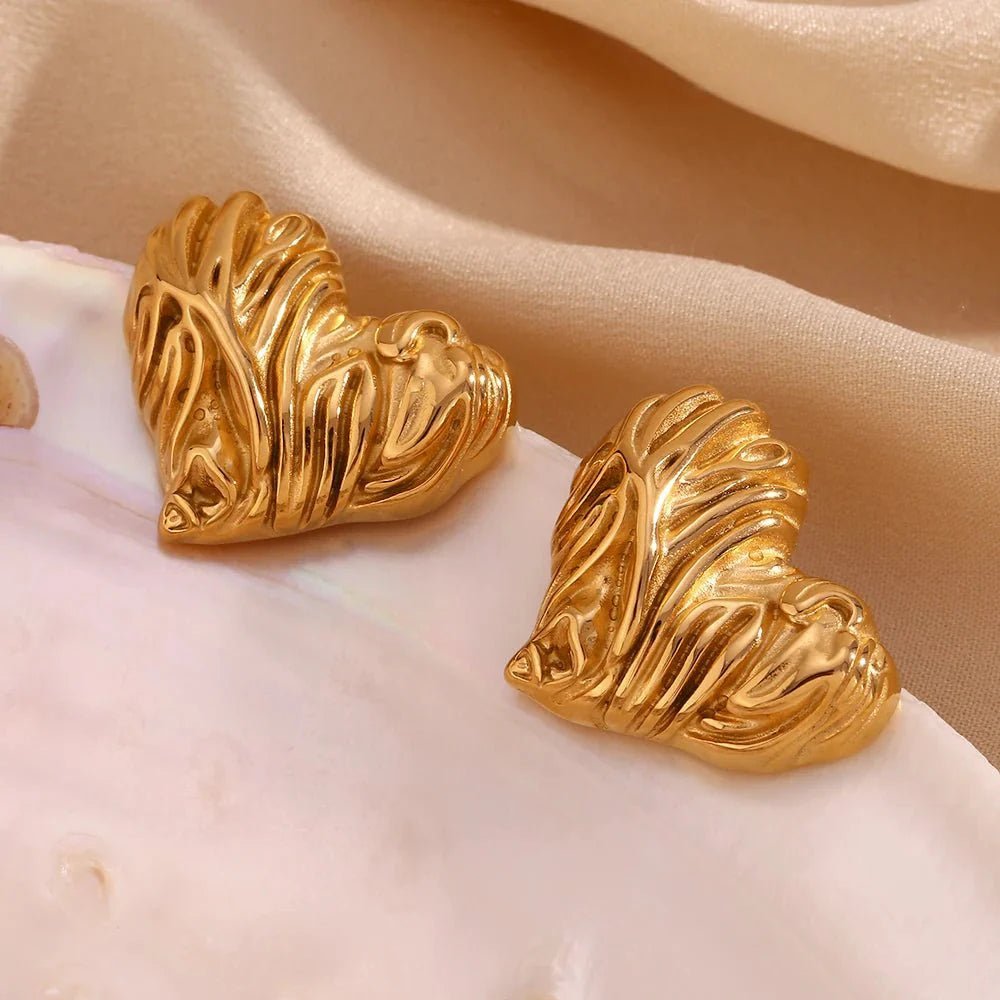 18k Textured Wavy Heart Stud Earrings