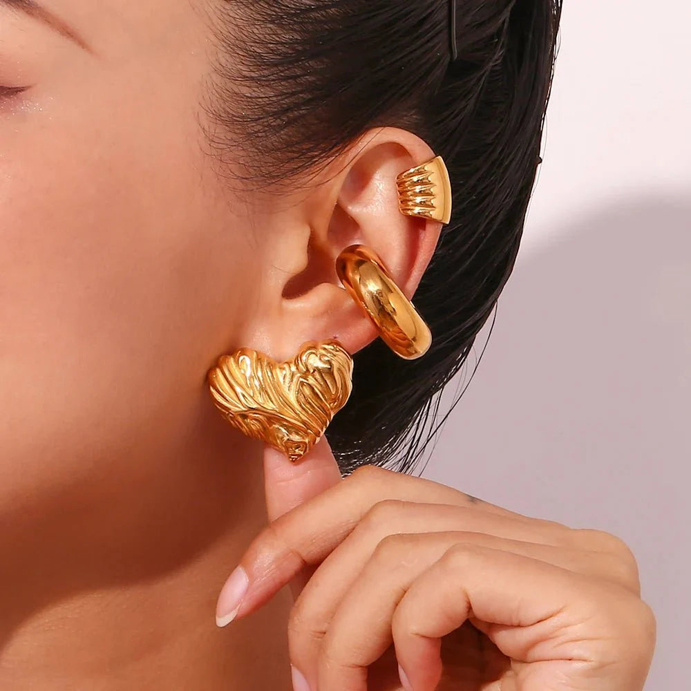 18k Textured Wavy Heart Stud Earrings
