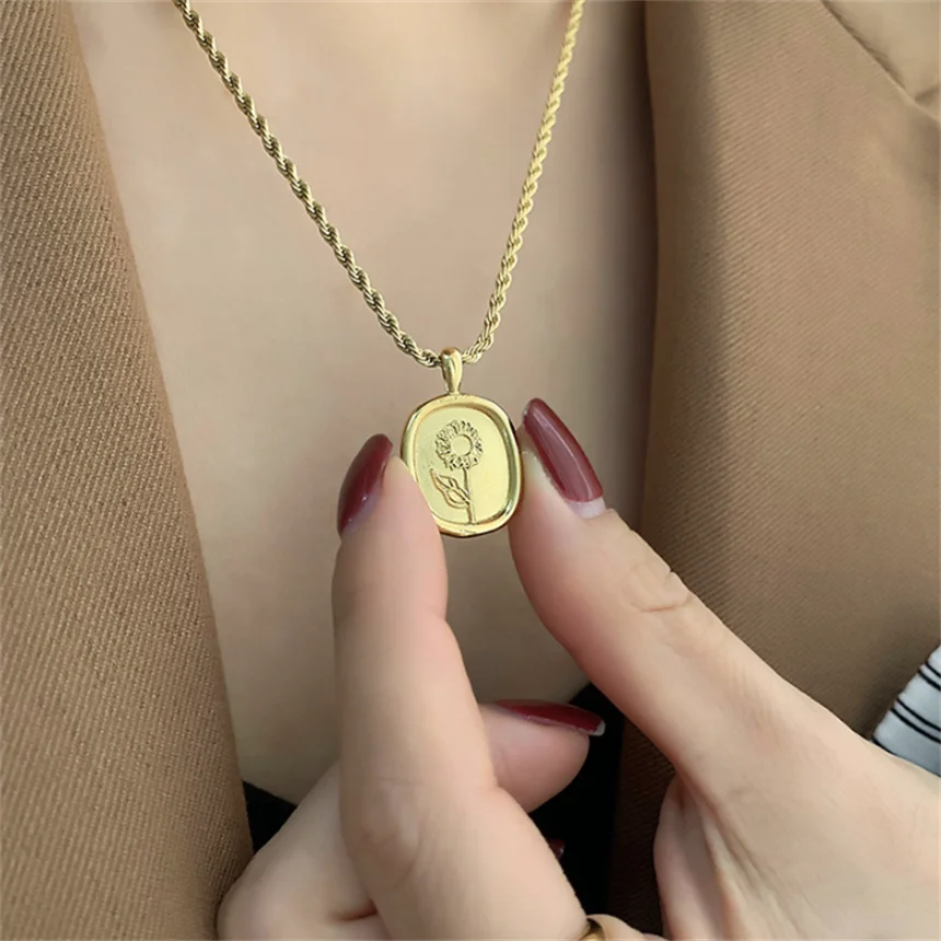 Feminine Floral Pendant Rope Chain Necklace