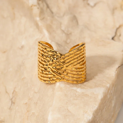 18k Elegant Wide Triangular Connect Ring