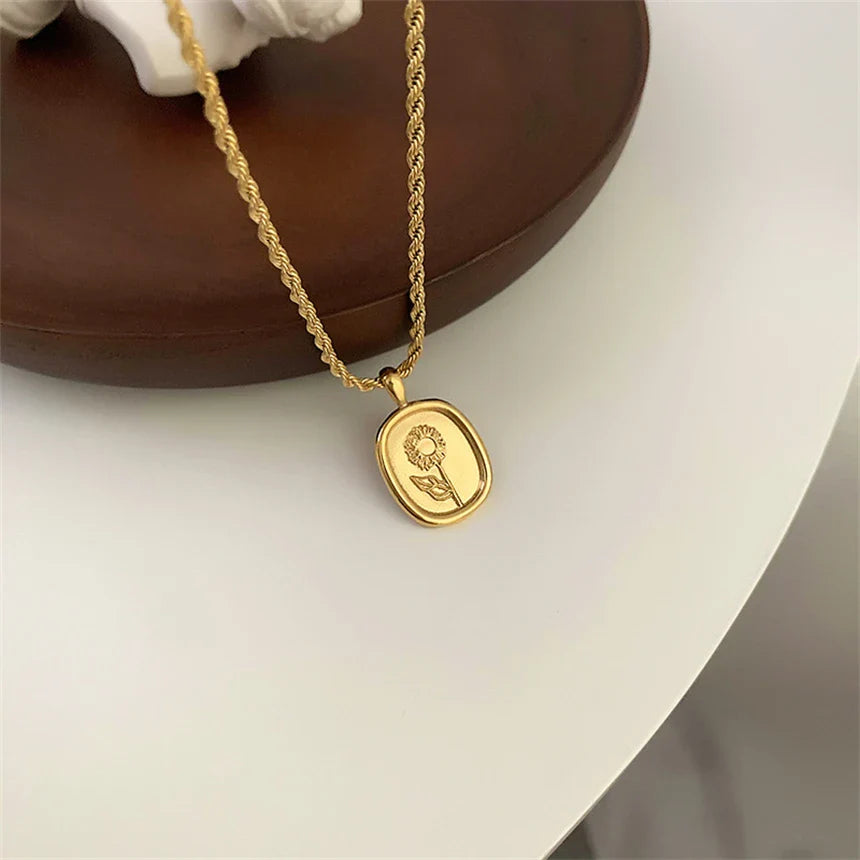 Feminine Floral Pendant Rope Chain Necklace
