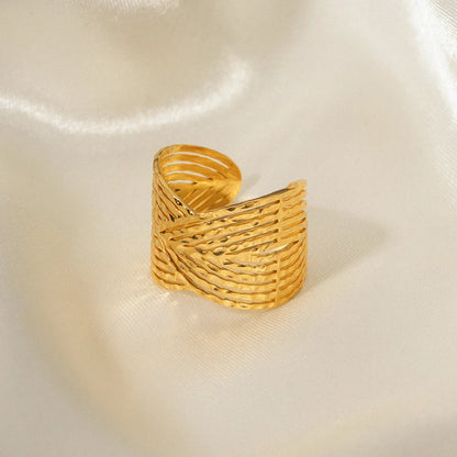 18k Elegant Wide Triangular Connect Ring