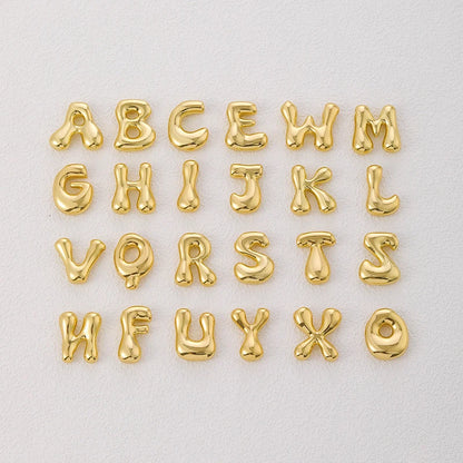 Ketting met hanger in de vorm van een dikke letter