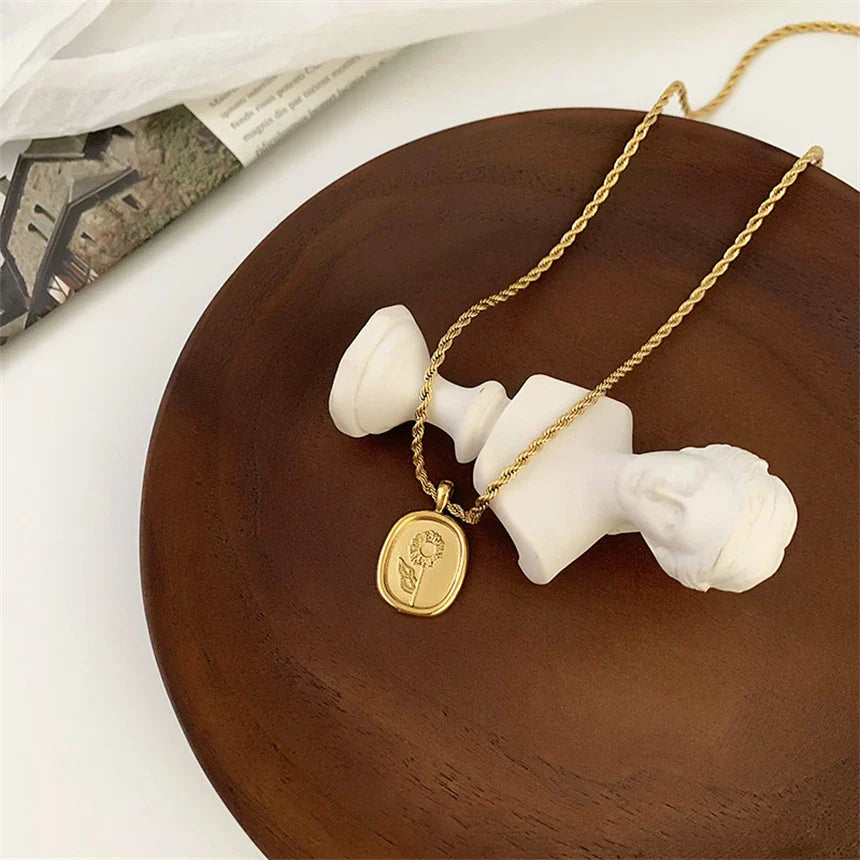 Feminine Floral Pendant Rope Chain Necklace