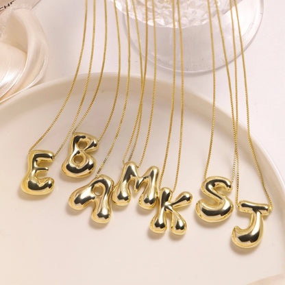 Ketting met hanger in de vorm van een dikke letter