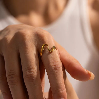 Curvea Ring